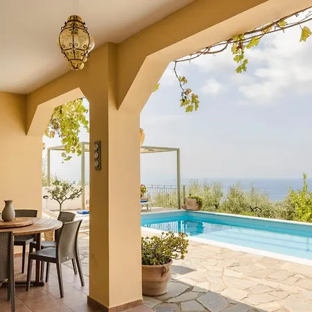 Magdalani, Breathtaking Views Across Lourdas Bay ヴィラ